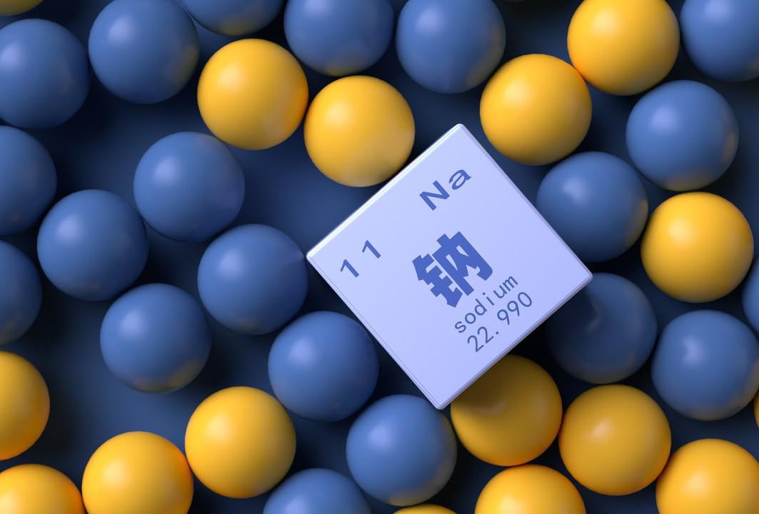 钠离子电池正极Na2Fe2(SO4)3@氧化铝复合材料及其制备方法
